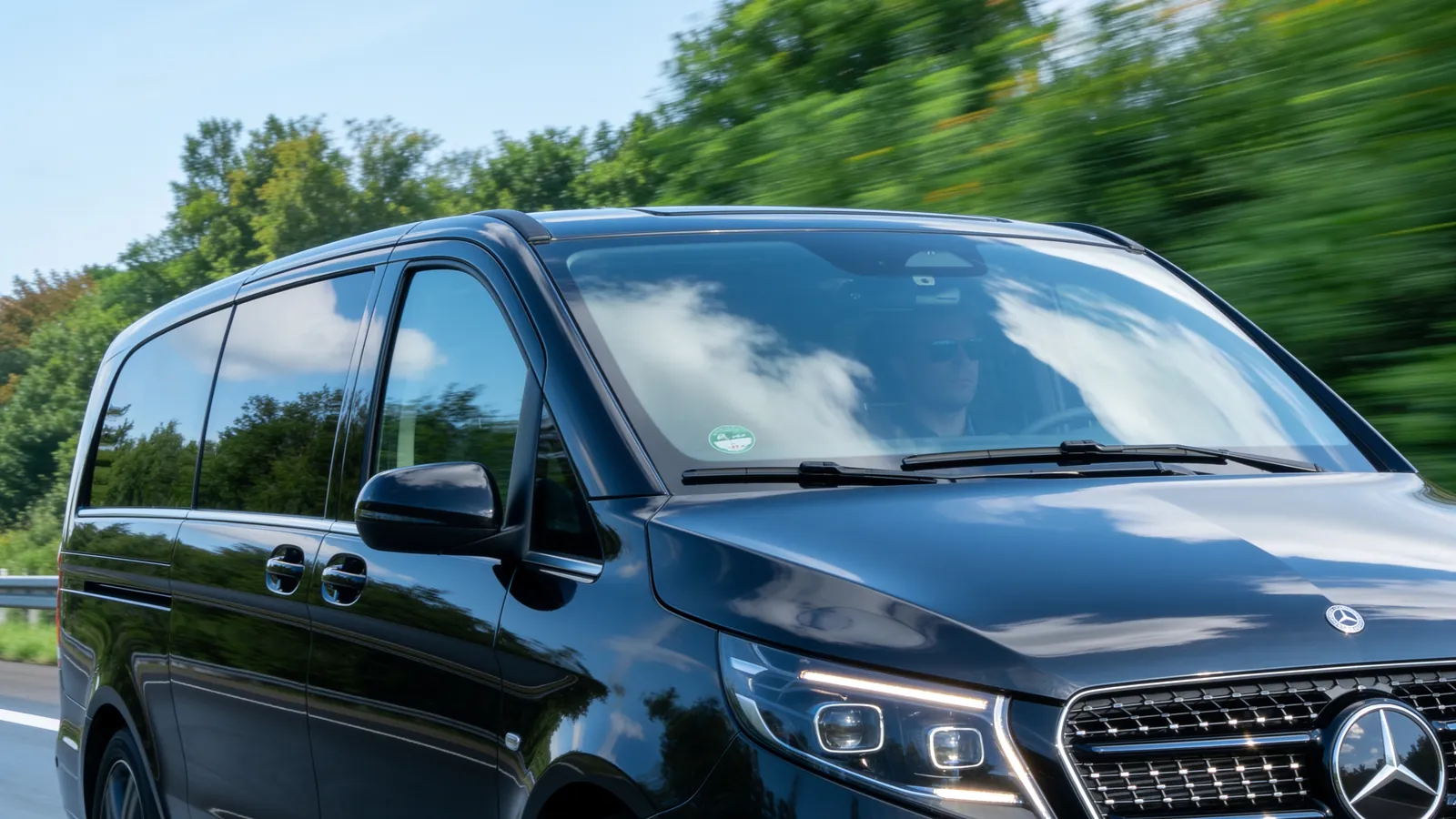 Schwarze Mercedes V-Klasse für diskrete Business-Transfers