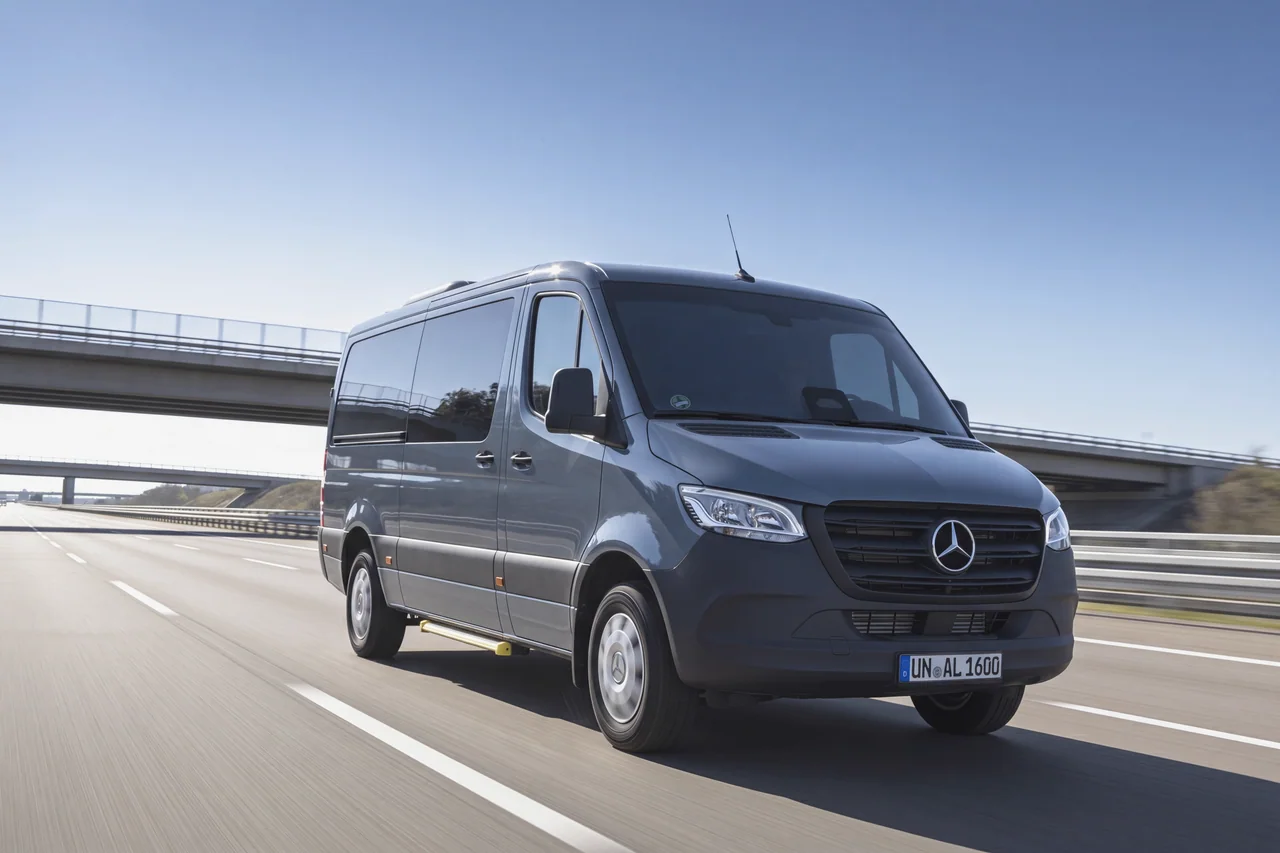 Grauer Mercedes Sprinter (Großraum-Van) für Reise- und Gruppentransfer auf der Autobahn