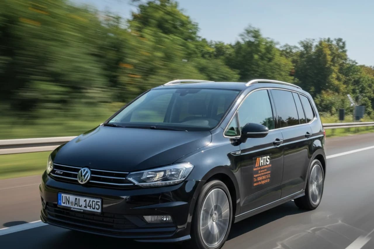 Schwarzer VW Touran mit HTS-Branding für Kleingruppen- und Flughafentransfers