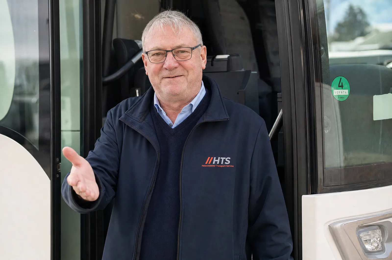 HTS-Busfahrer begrüßt Fahrgäste an der Bustür