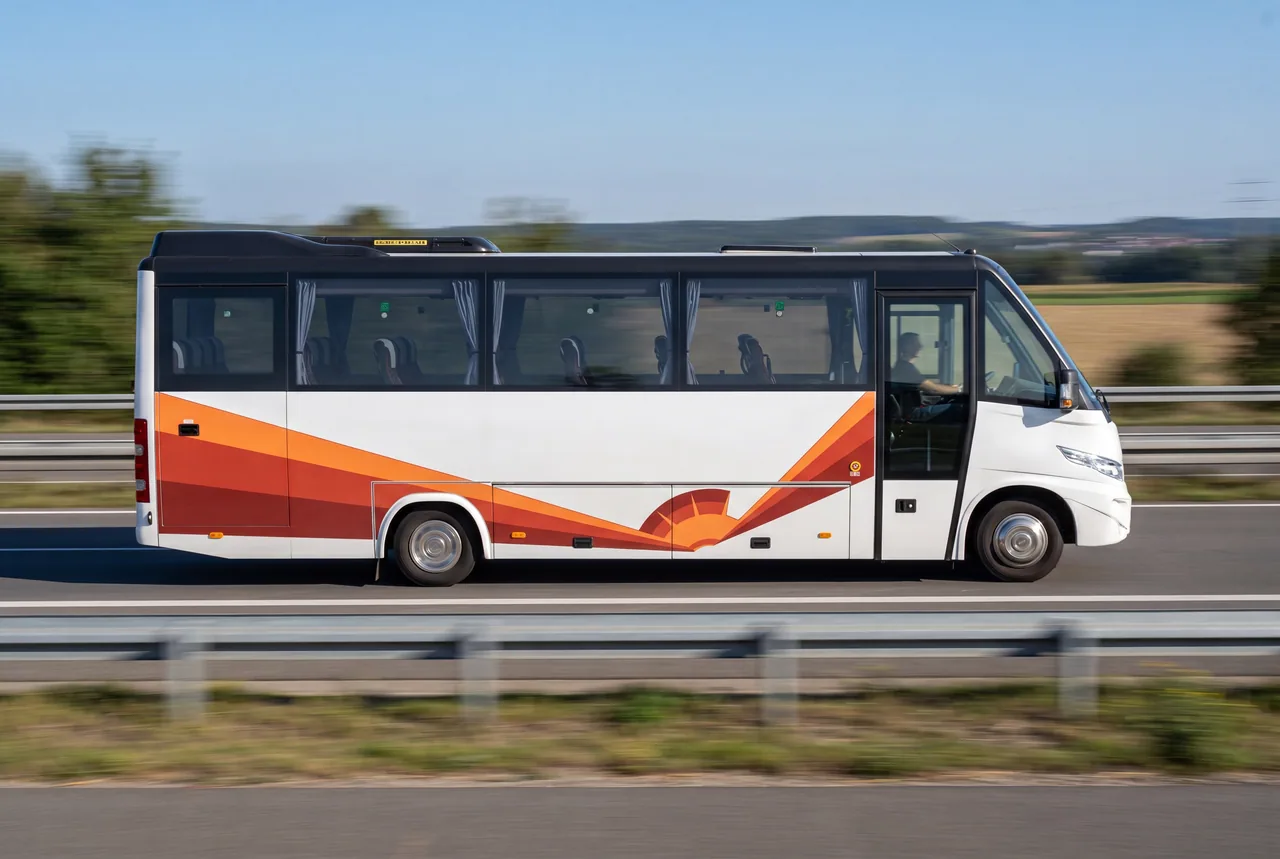 HTS Midi-Reisebus (IVECO) auf einer Ausflugs- und Ferienzielreise