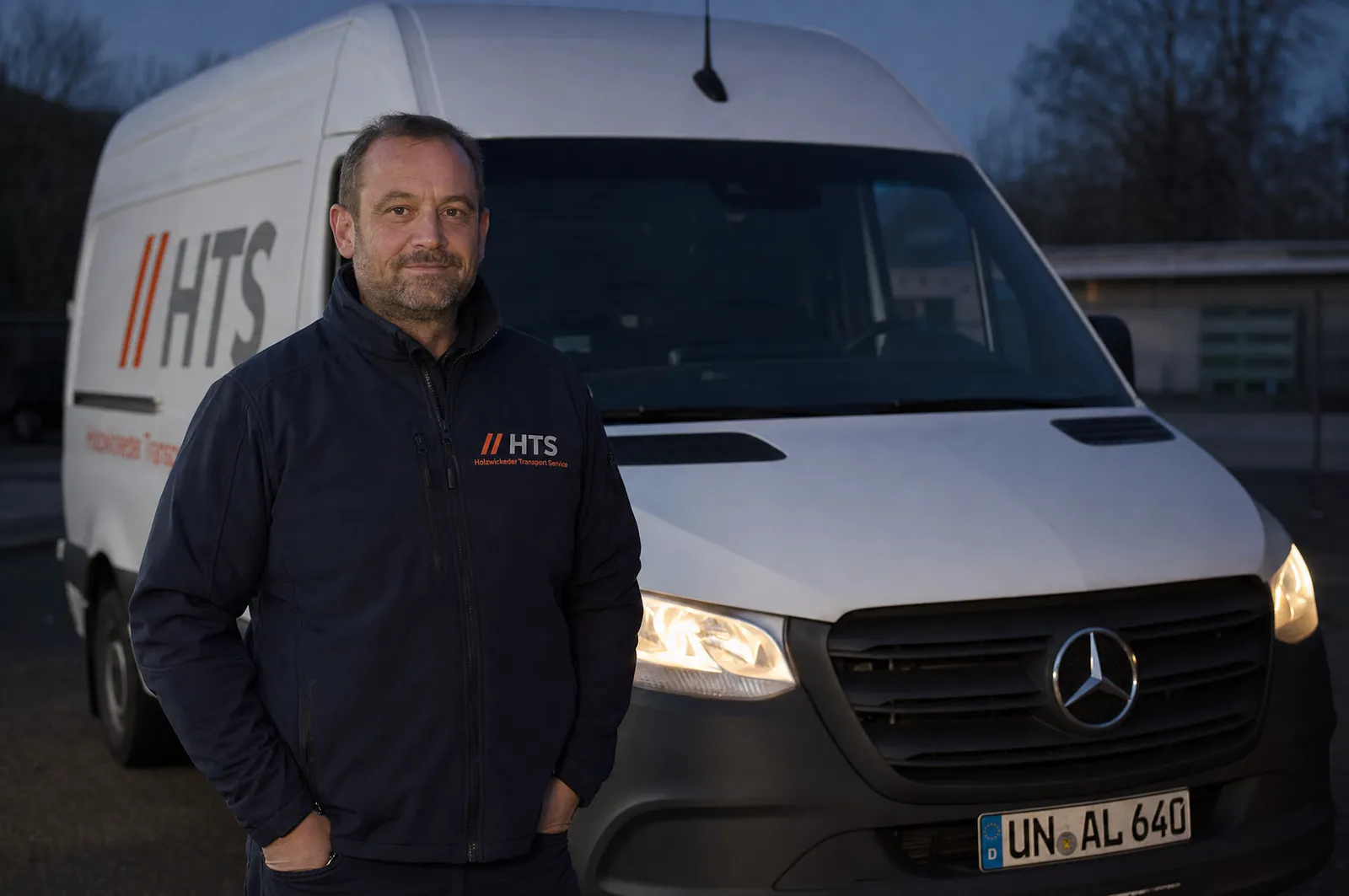 HTS-Fahrer am Sprinter in der blauen Stunde — Nachtsprung / Overnight