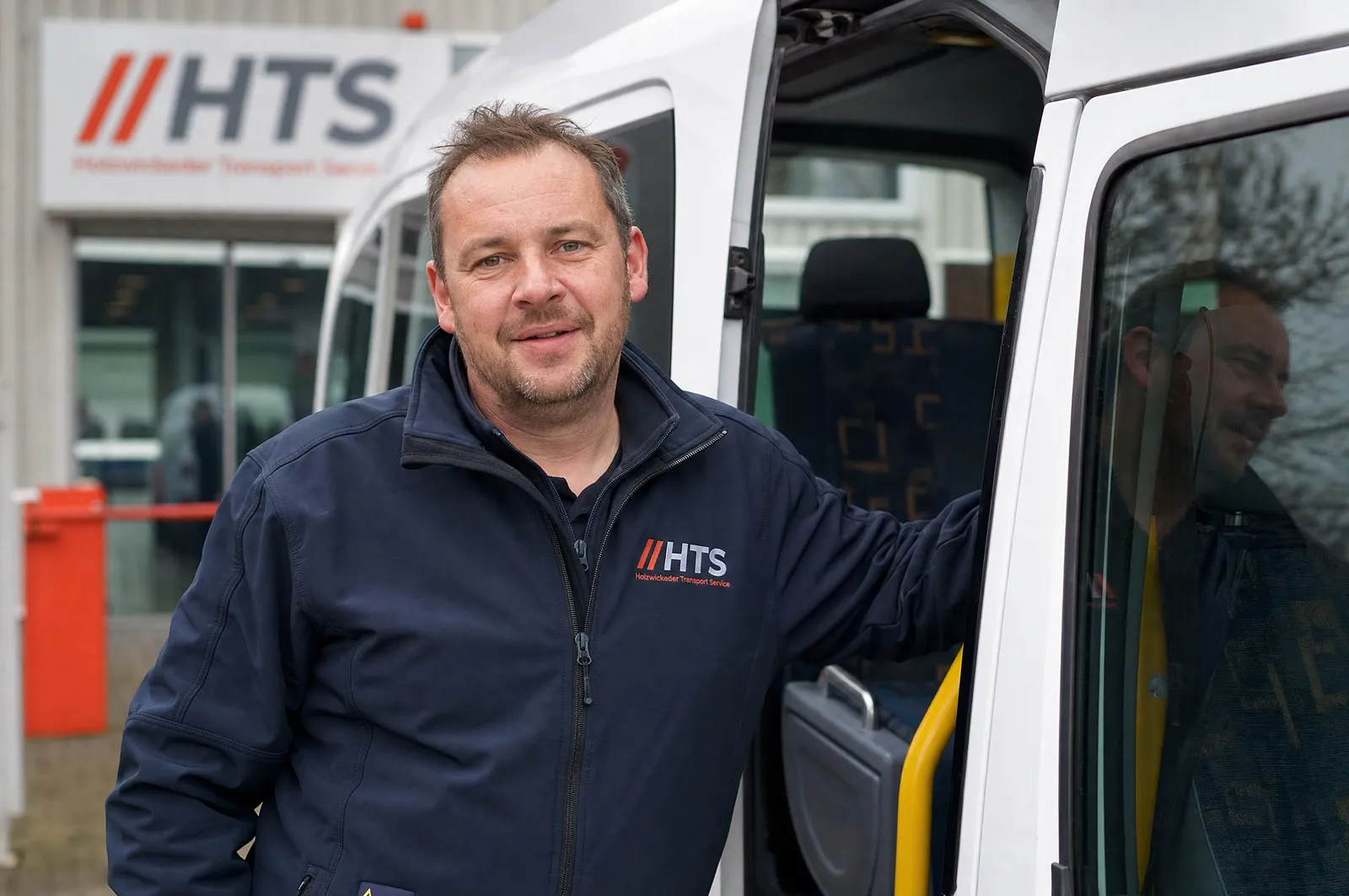 HTS-Fahrer am Kleinbus für Shuttle- und Werksverkehr