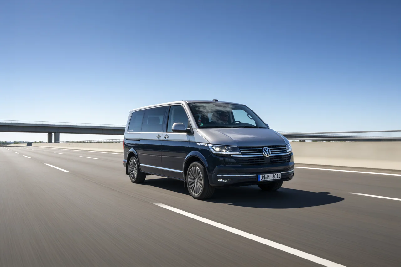 VW T6 Multivan in Blau/Silber (2-Ton) für VIP- und Business-Transfers auf der Autobahn