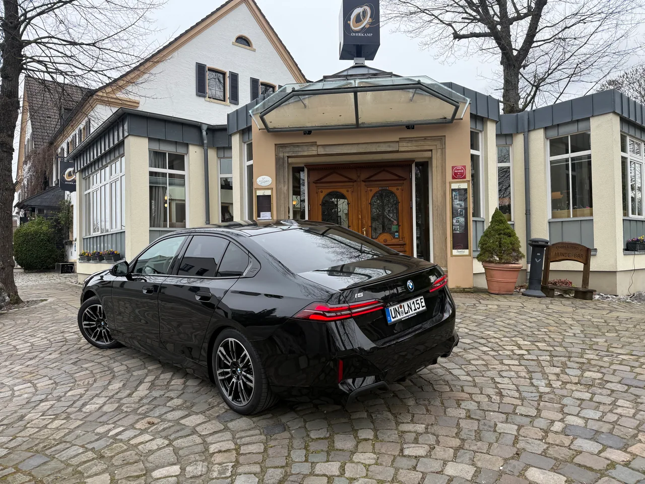 BMW i5 im Chauffeurservice vor dem Landgasthof