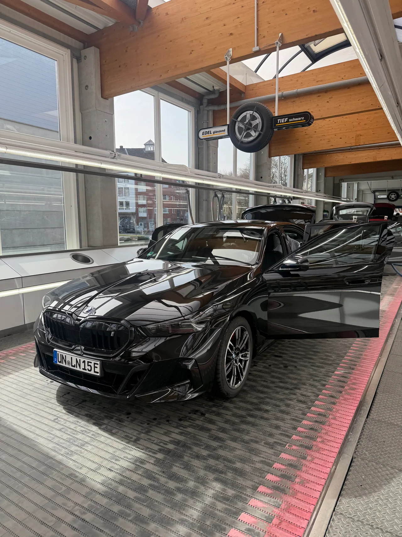 BMW i5 in der Waschstraße — vor jedem Transfer professionell gereinigt