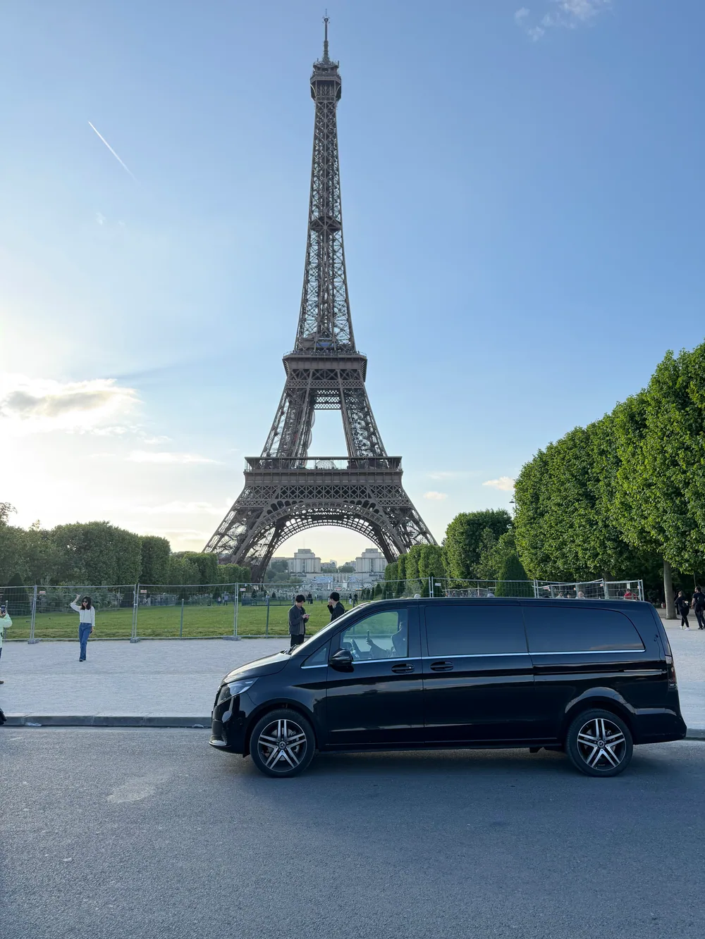 HTS V-Klasse vor dem Eiffelturm in Paris