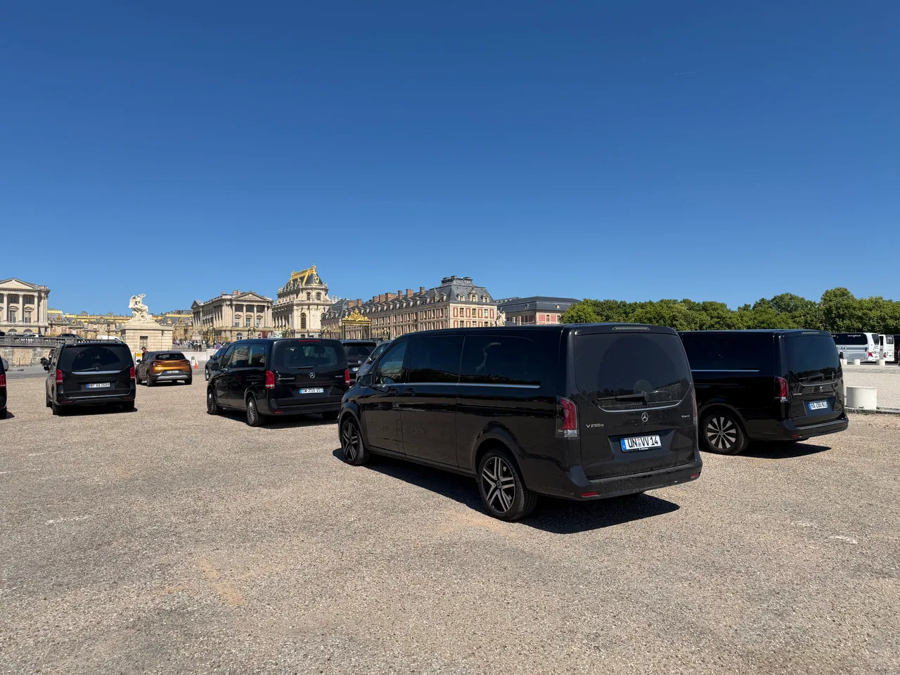 HTS Mercedes V-Klasse vor dem Schloss Versailles